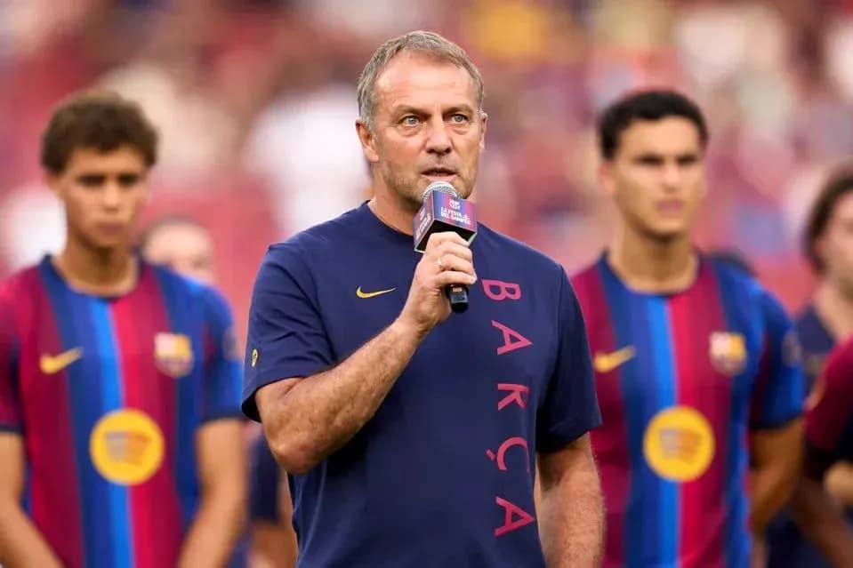 Entrenador hablando en evento con jugadores detrás