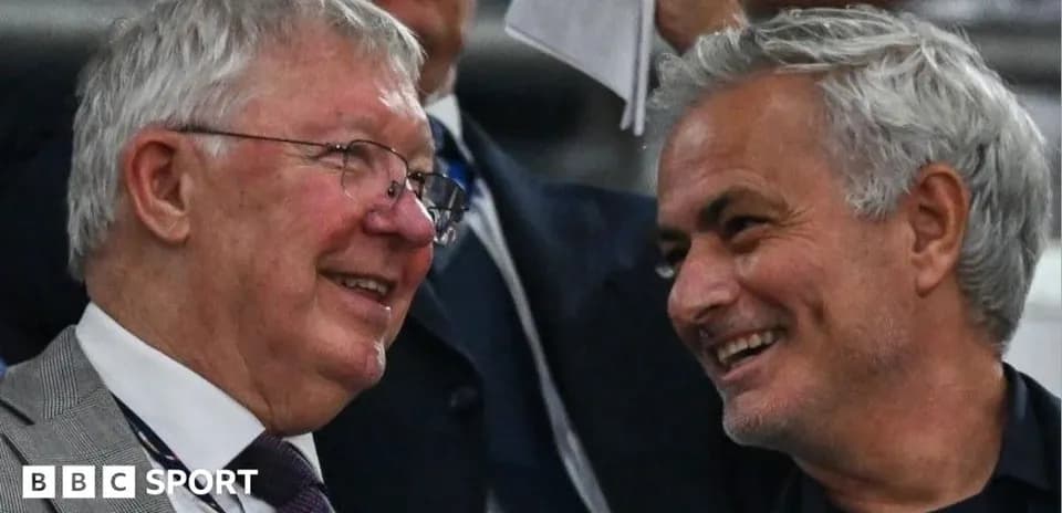 Dos entrenadores conversando en un evento deportivo