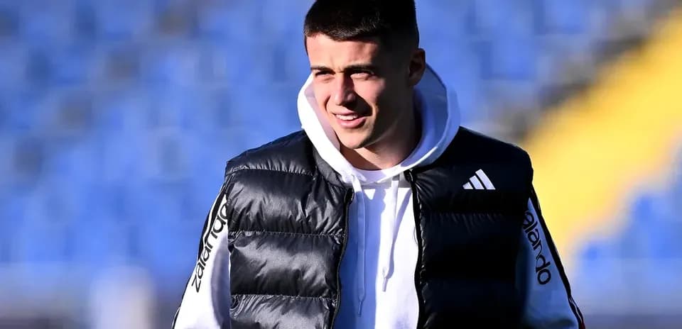 Jugador con chaleco en campo de entrenamiento