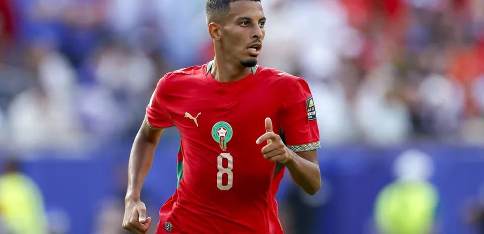 Jugador de Marruecos corriendo en partido de fútbol