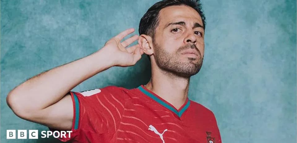 Jugador posando en camiseta de Portugal con fondo verde
