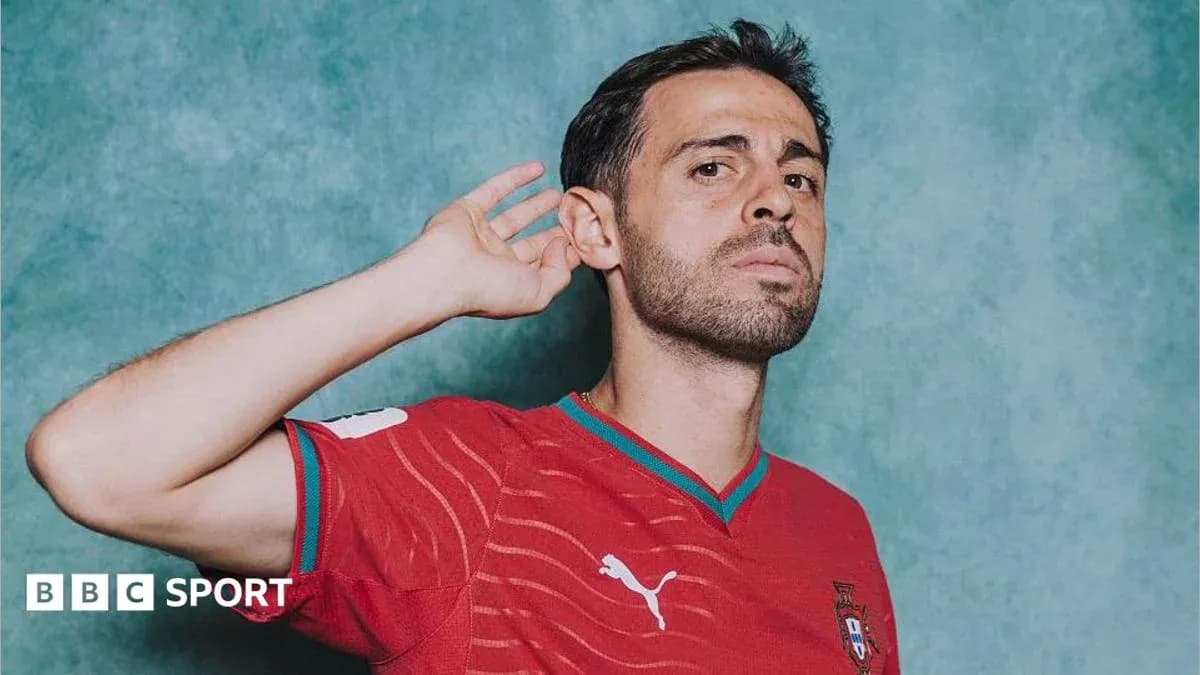 Jugador posando en camiseta de Portugal con fondo verde