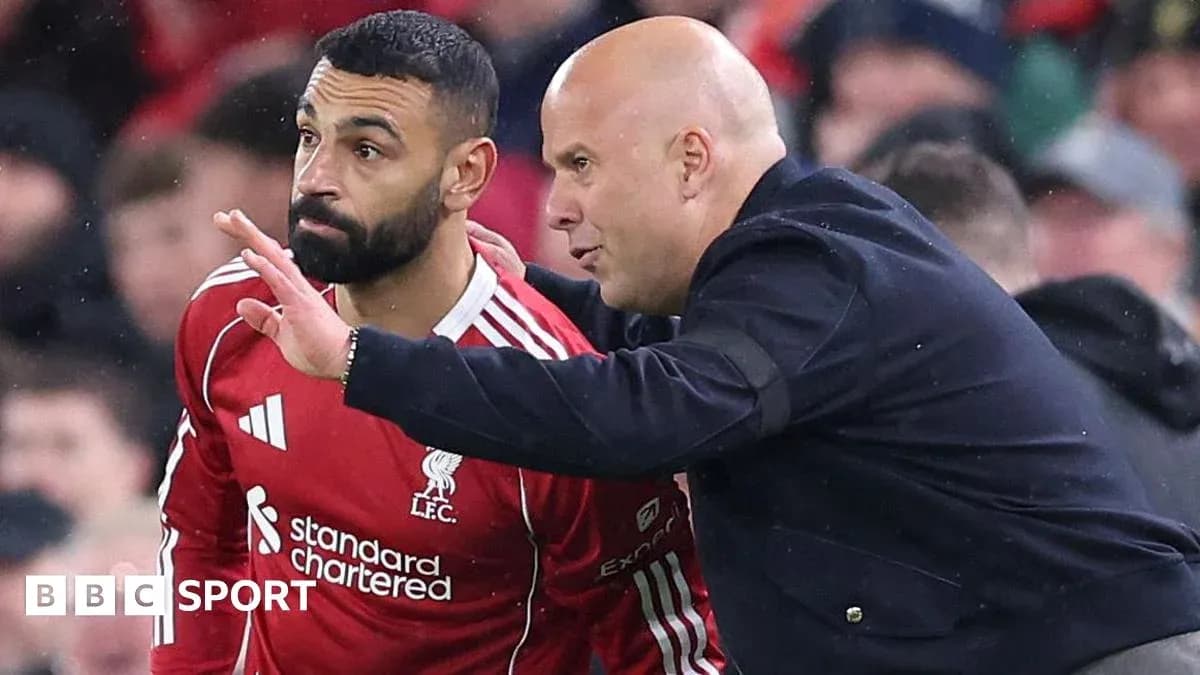 Jugador de Liverpool recibiendo instrucciones del entrenador