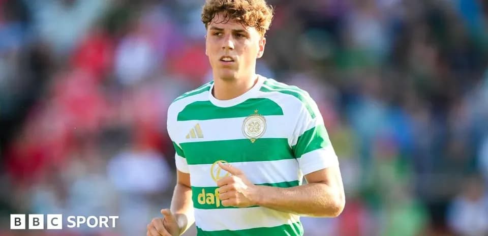 Jugador de Celtic corriendo en el campo de fútbol