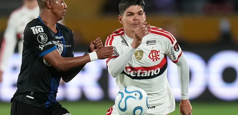 Jugador de Flamengo en acción durante el partido