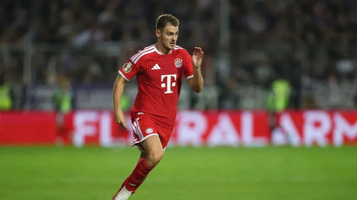 Jugador de Bayern Munich corriendo en el campo