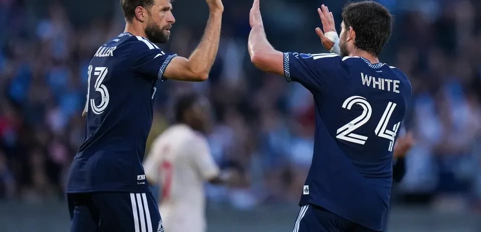Dos jugadores de Vancouver FC celebrando