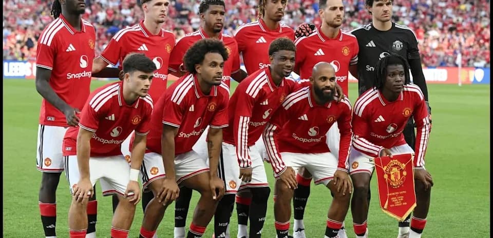 Equipo de Manchester United posando antes del partido