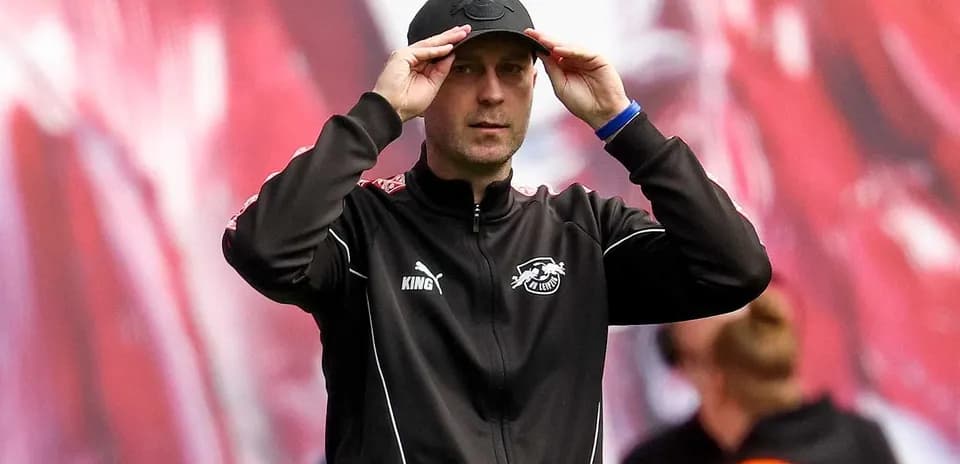 Entrenador ajustándose la gorra en el campo