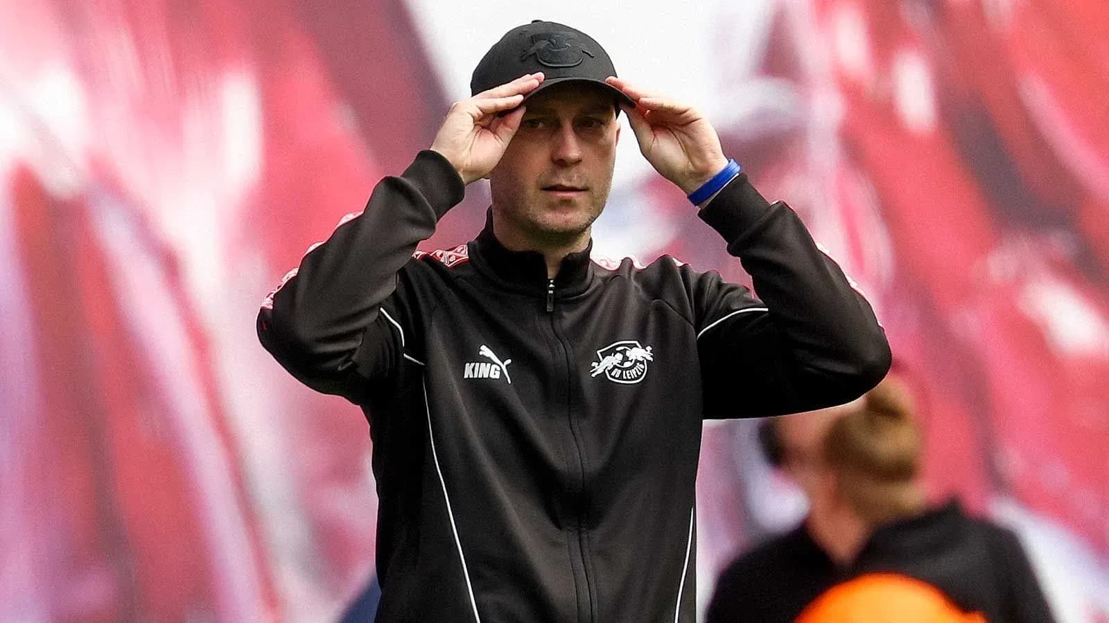 Entrenador ajustándose la gorra en el campo