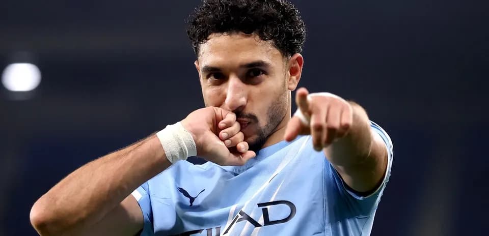 Jugador señalando tras marcar un gol en partido