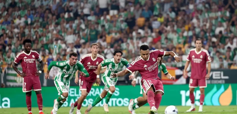 Jugador de Real Madrid lanzando penalti en partido