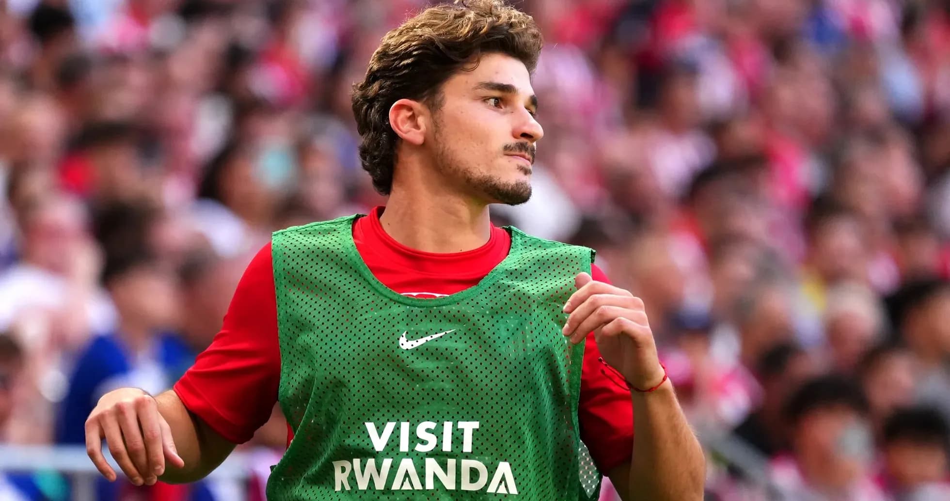 Jugador con camiseta de calentamiento en el campo