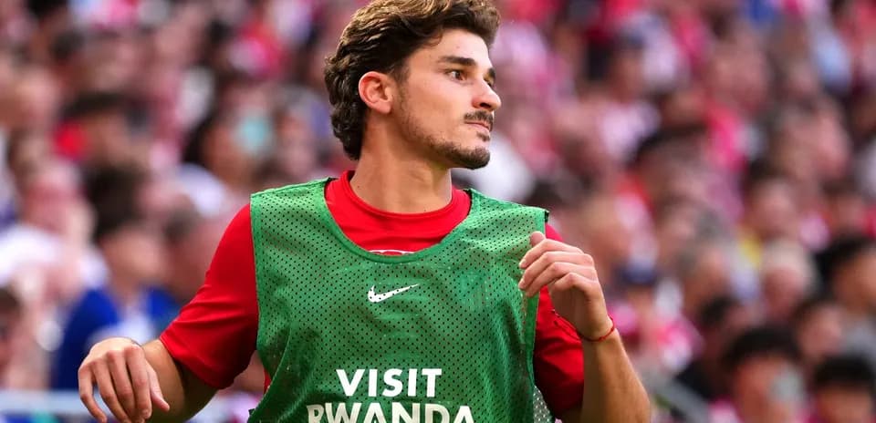 Jugador con camiseta de calentamiento en el campo