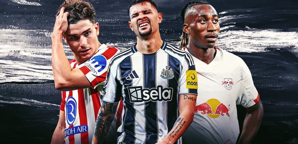 Tres jugadores de fútbol en camisetas de clubes