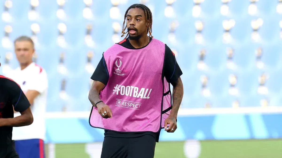 Jugador entrenando con peto rosa en el campo