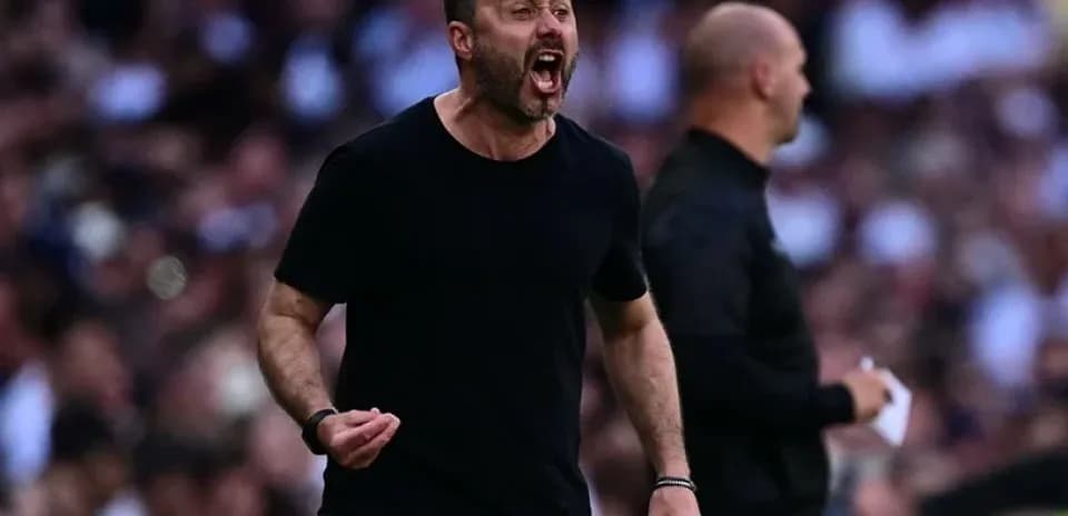 Entrenador gritando durante un partido de fútbol