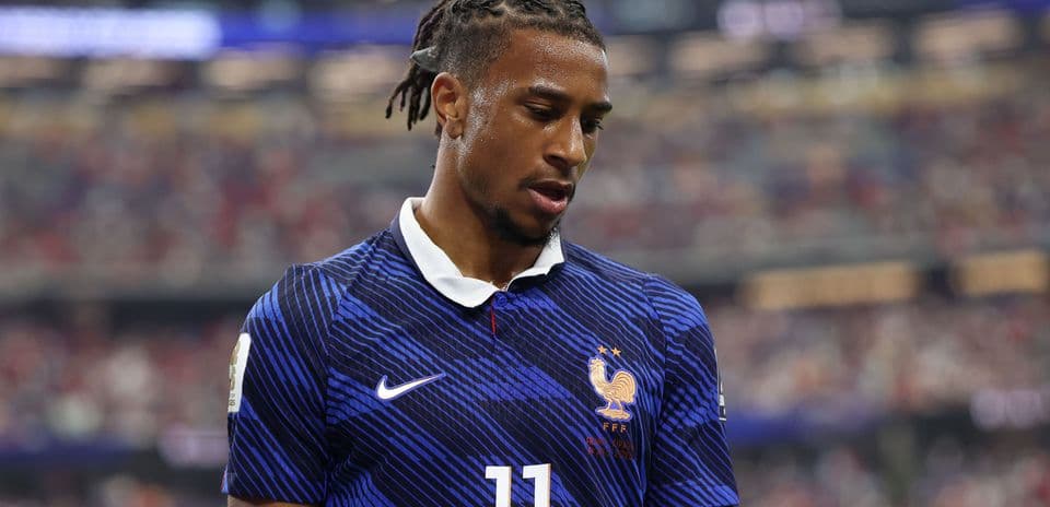 Jugador de Francia con camiseta número 11 en el campo