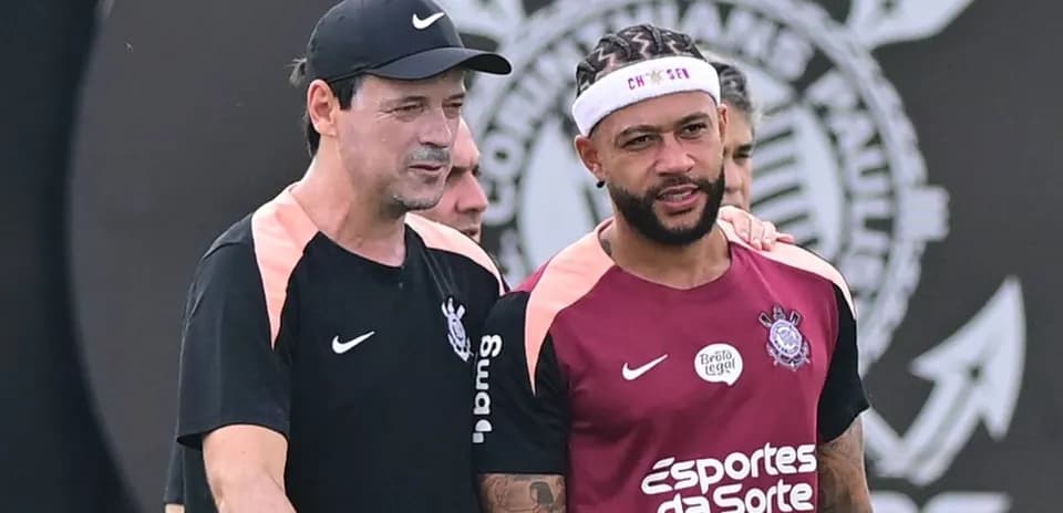 Entrenador y jugador conversando durante la práctica