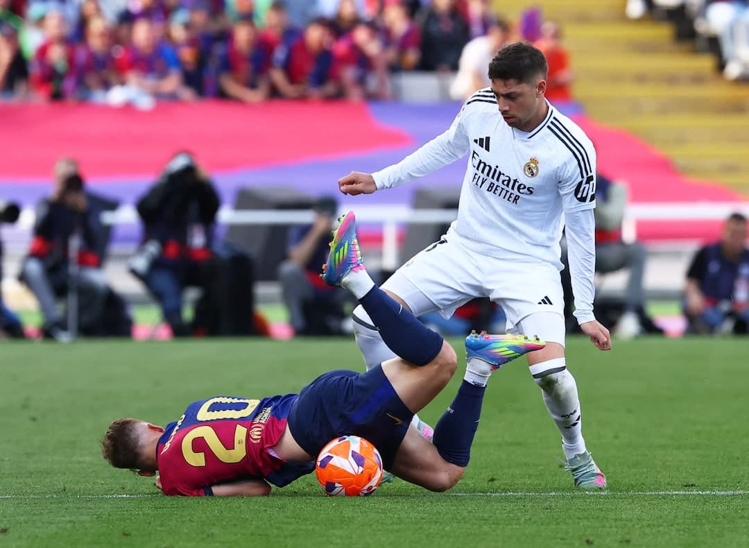Jugador de Barcelona cae tras falta de Real Madrid