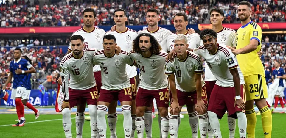 Equipo de España posando antes del partido
