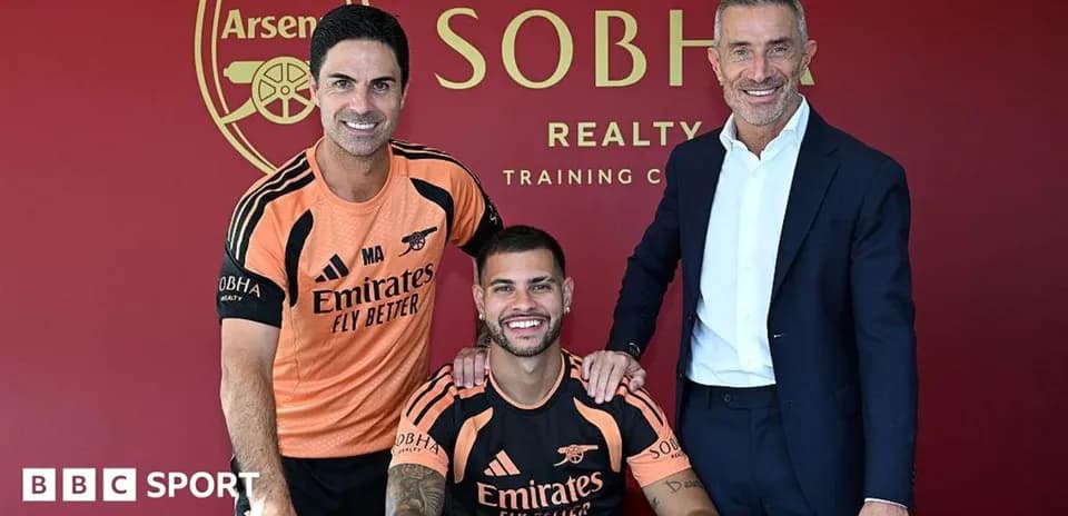 Entrenador y directivos con nuevo jugador en club