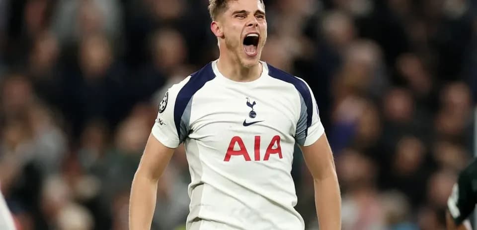 Jugador de Tottenham celebrando en el campo
