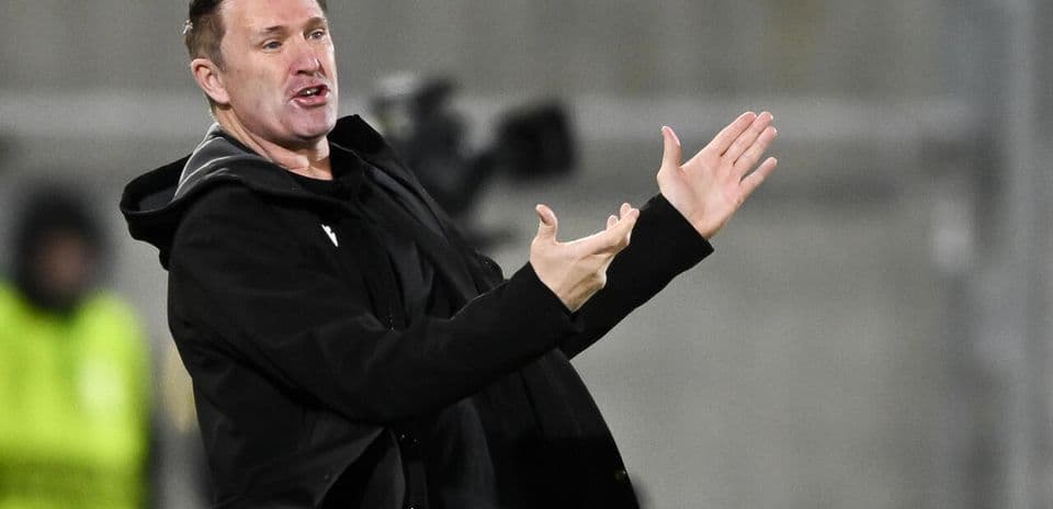 Entrenador dirigiendo al equipo desde la banda