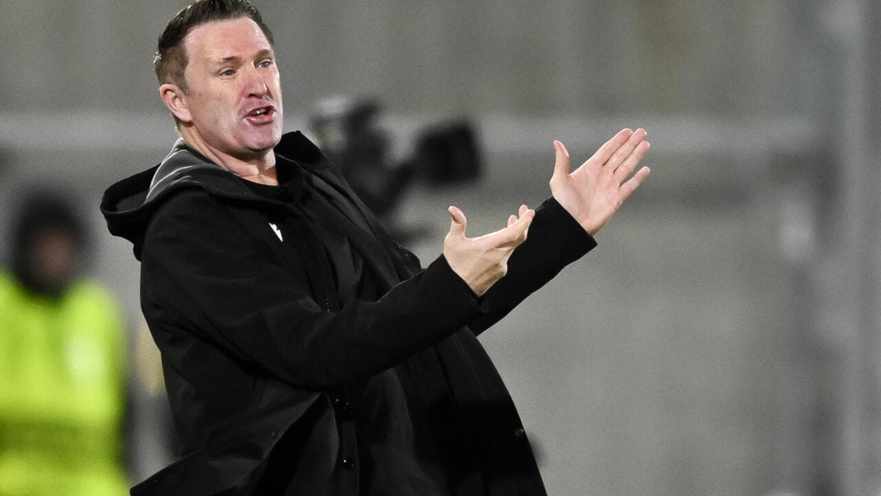 Entrenador dirigiendo al equipo desde la banda