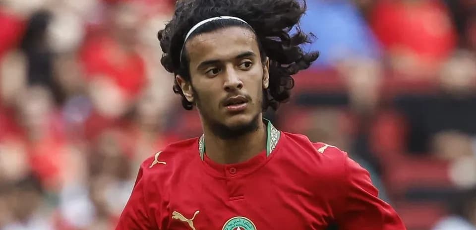 Jugador de Marruecos corriendo en el campo
