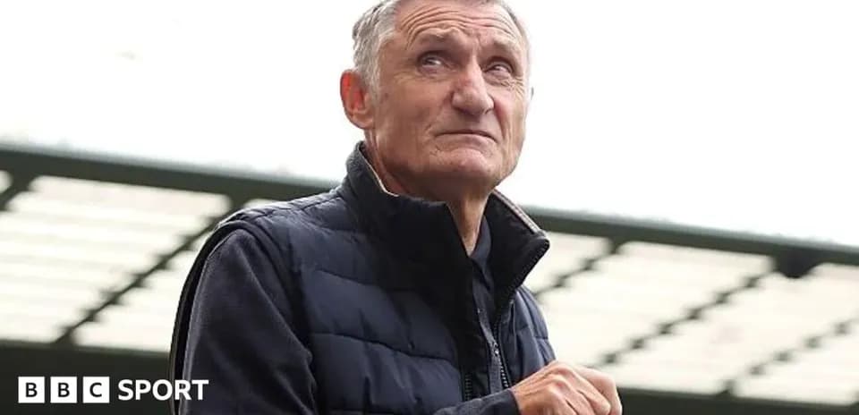 Hombre observando el campo de fútbol