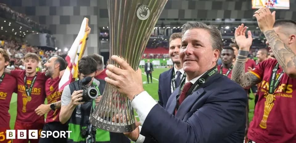 Entrenador levantando trofeo de la UEFA Europa League