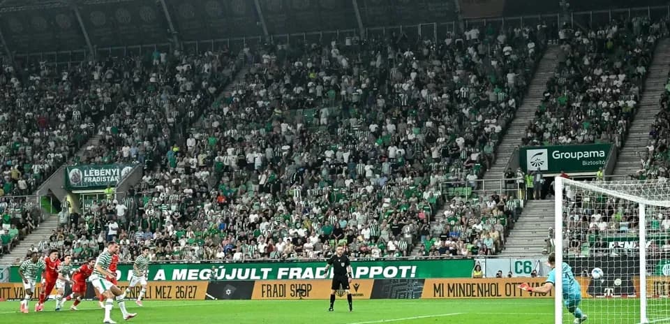 Tiro penalti durante el partido Ferencvarosi TC