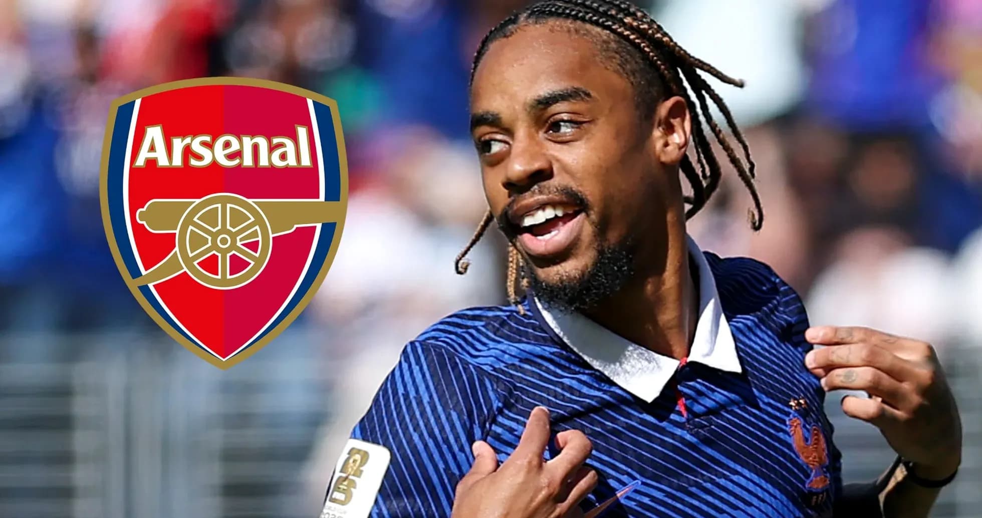 Jugador celebrando un gol con el logo de Arsenal