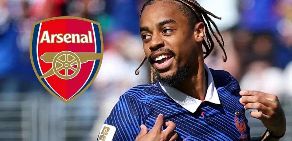 Jugador celebrando un gol con el logo de Arsenal