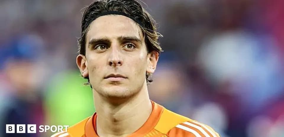 Portero con camiseta naranja en el campo