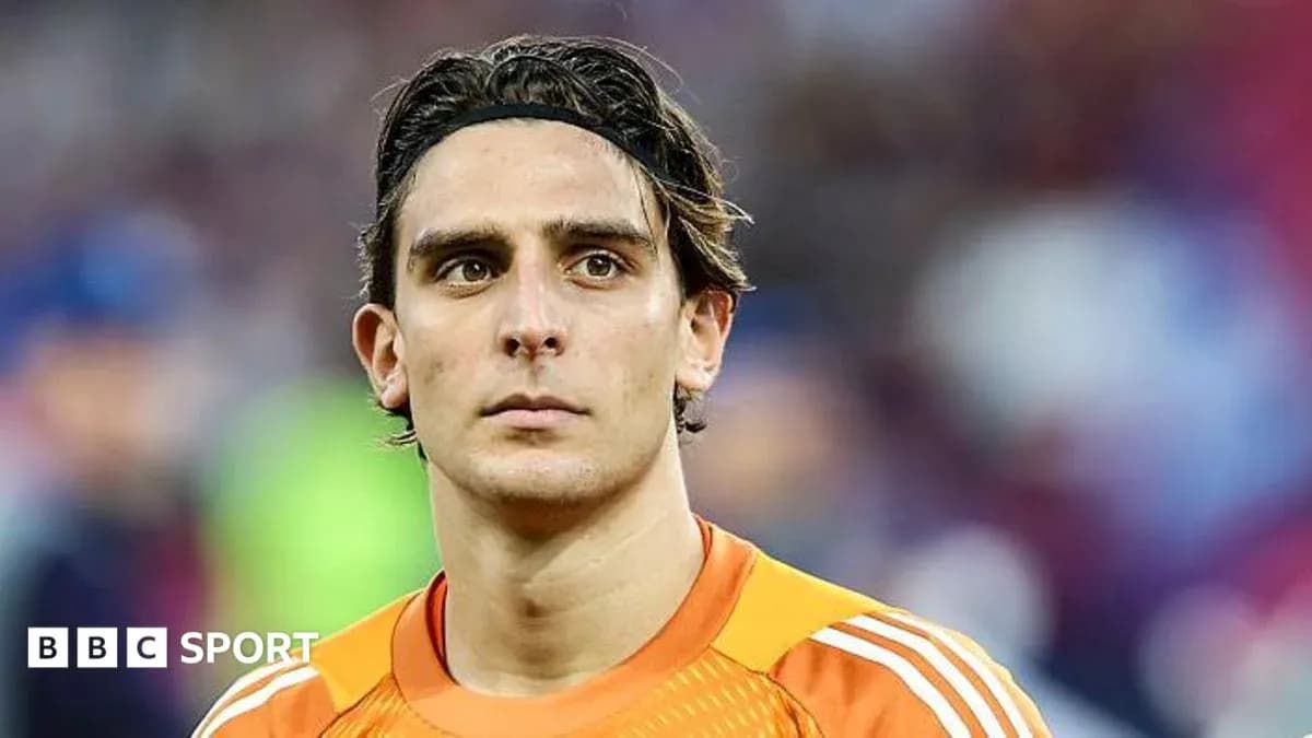 Portero con camiseta naranja en el campo