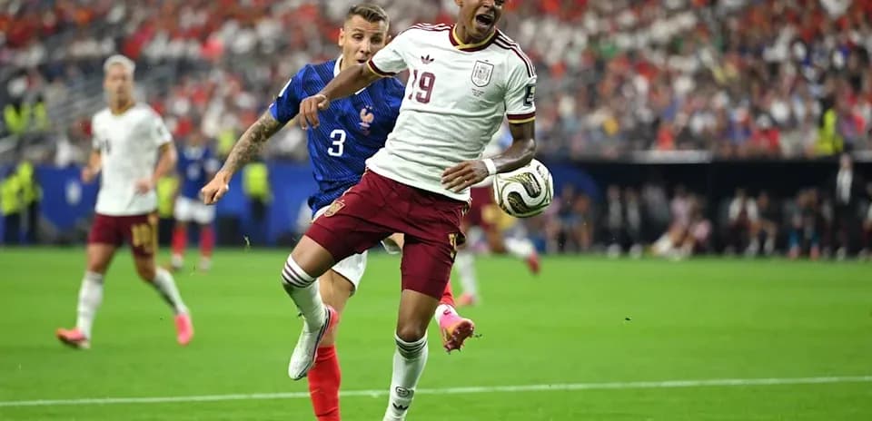 Jugador de España siendo desafiado por defensa francés