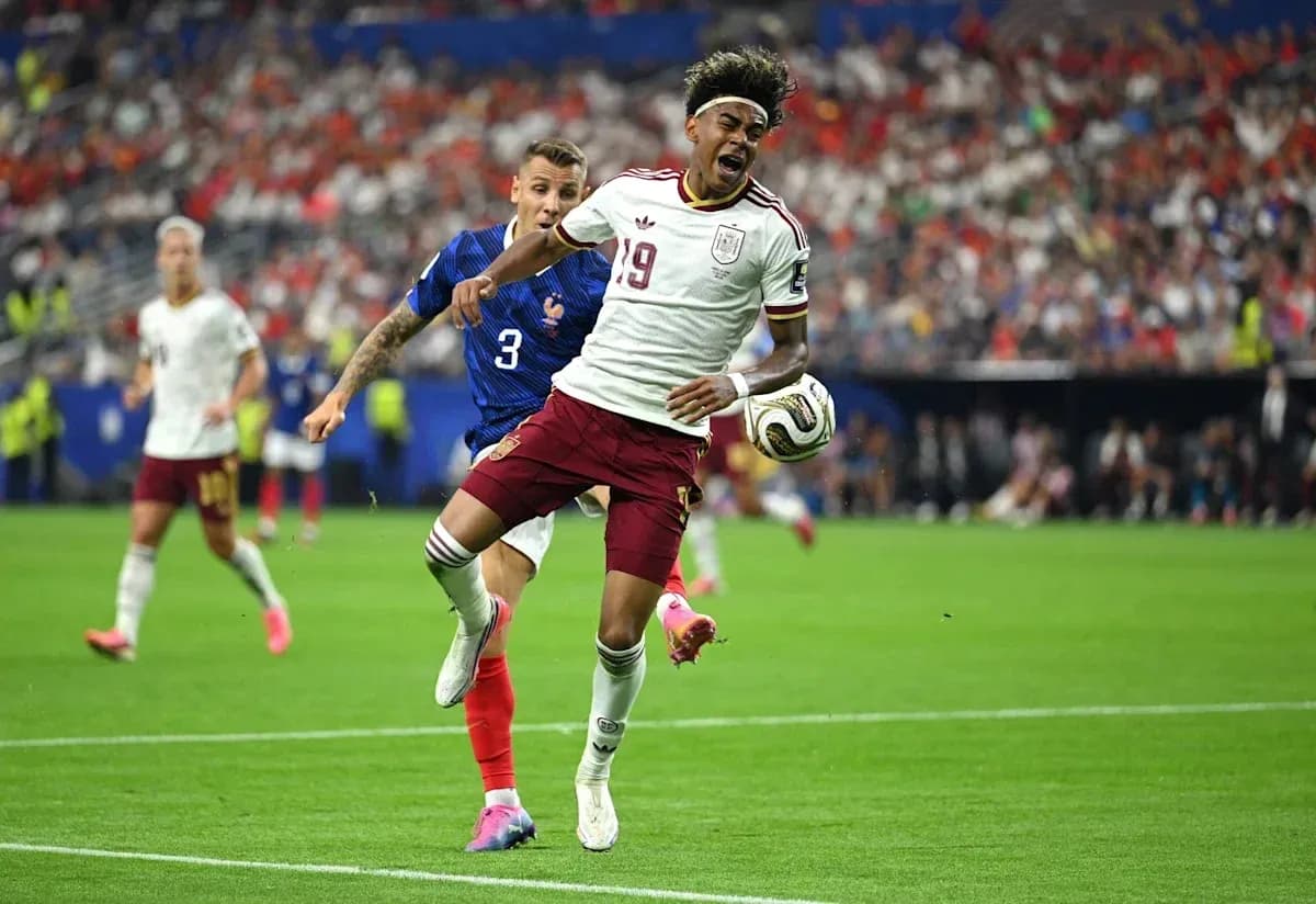 Jugador de España siendo desafiado por defensa francés