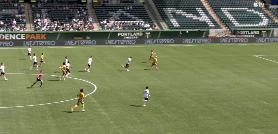 Jugadores compitiendo en el campo de fútbol