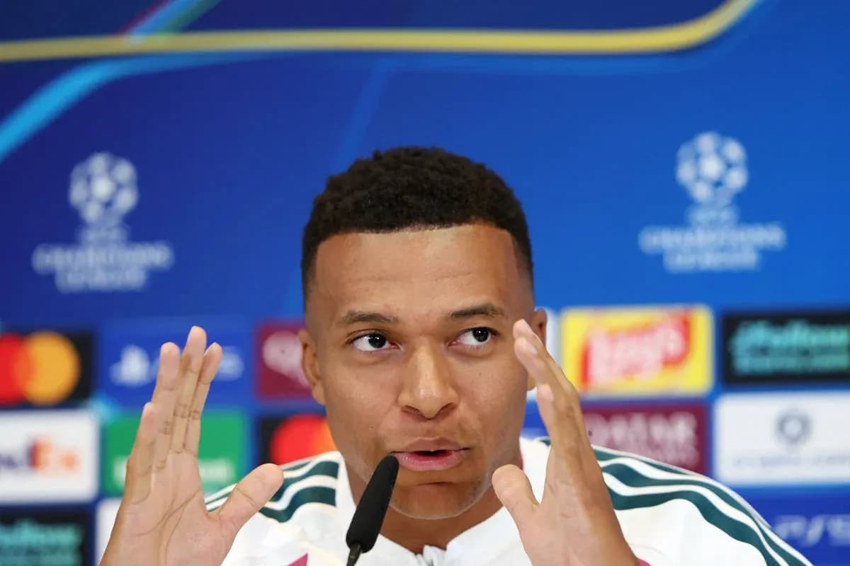 Jugador hablando en conferencia de prensa de Champions League