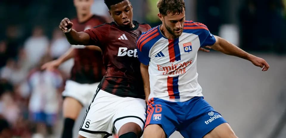 Luchando por el balón en un partido de fútbol