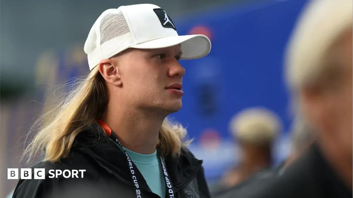 Joven con gorra blanca en evento deportivo