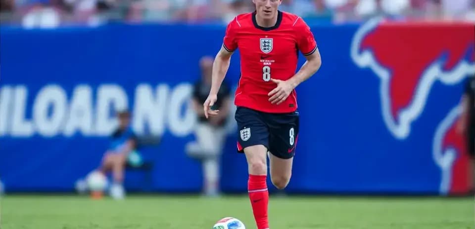 Jugador de Inglaterra corriendo con balón en campo