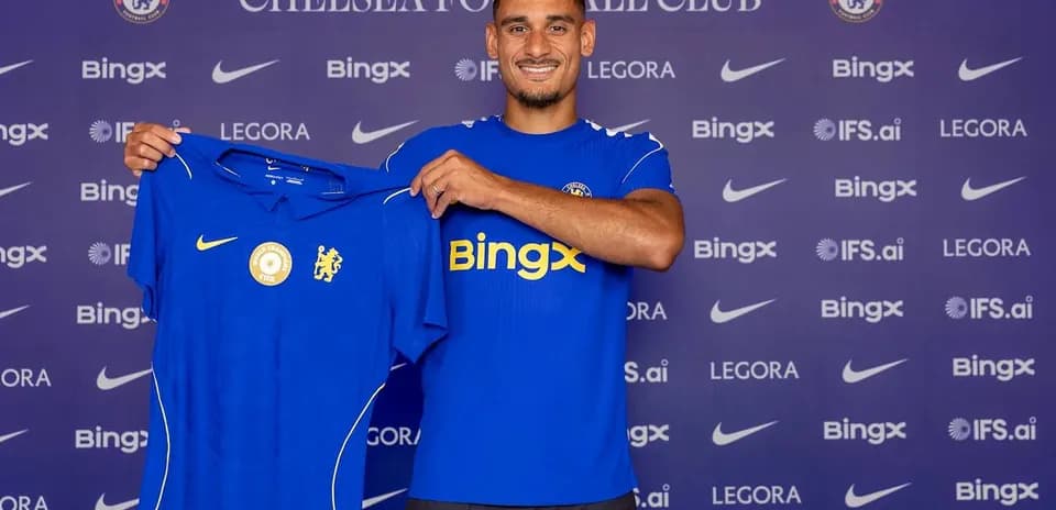 Jugador presentando camiseta de Chelsea FC