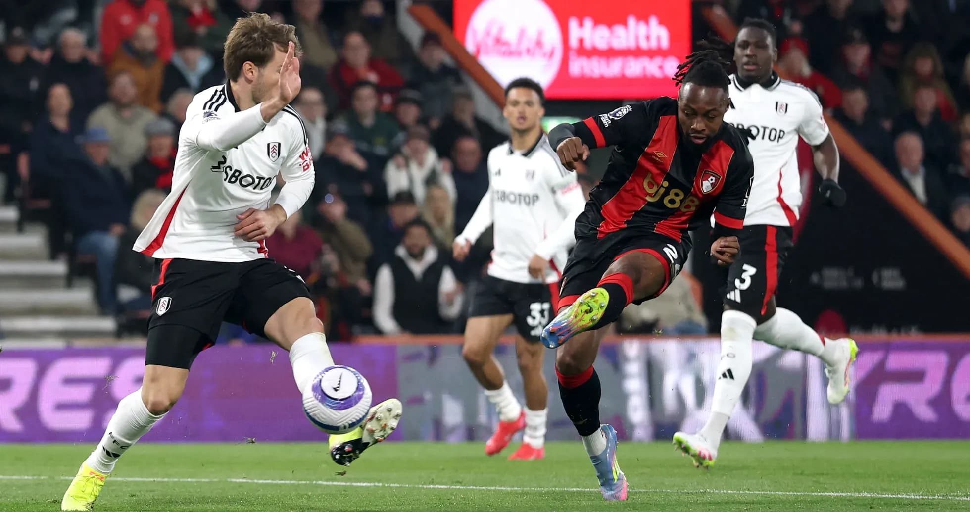 Jugador de Fulham interceptando el balón