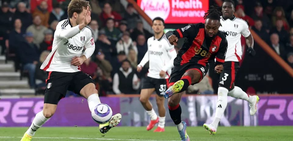 Jugador de Fulham interceptando el balón