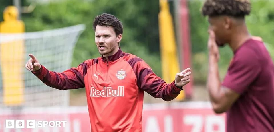 Entrenador instruyendo a jugador durante entrenamiento
