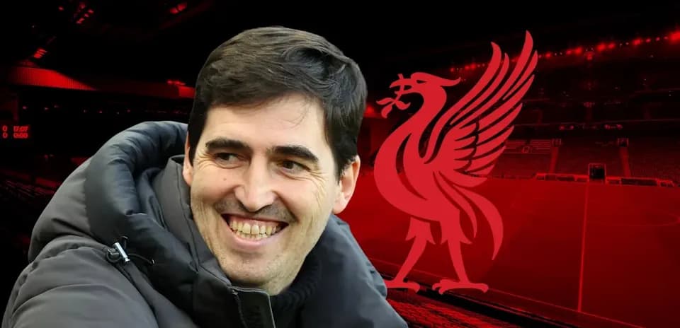 Entrenador sonriendo en el estadio de Liverpool