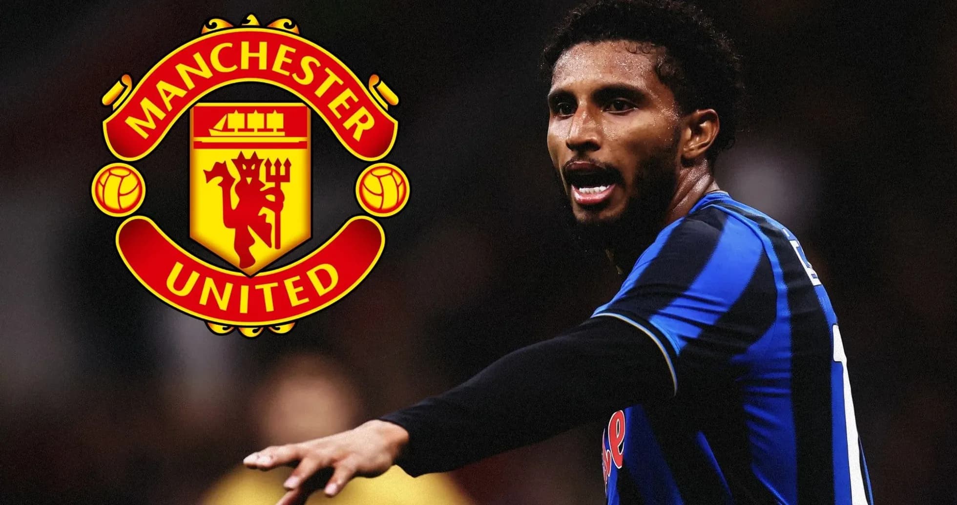 Jugador señalando durante un partido con logo de Manchester United
